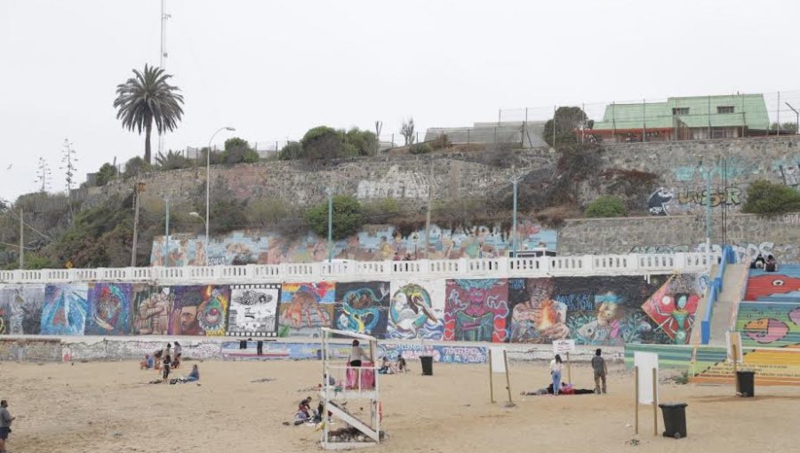 Proyecto artístico-cultural le da nueva nueva vida a la tradicional playa Las Torpederas de Valparaíso