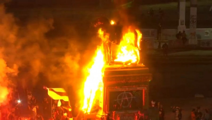 Desconocidos prendieron fuego a estatua del general Baquedano en una nueva jornada de manifestaciones