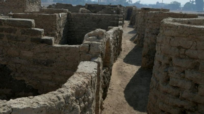 Arqueólogos descubren "ciudad dorada perdida" de 3 mil años de antigüedad en Egipto