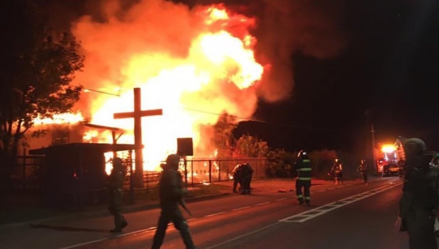 Incendio consume iglesia en sector Roble Huacho de Padre Las Casas