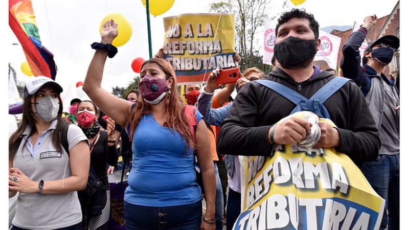 Al menos dos muertos y varios heridos dejan masivas protestas contra la reforma tributaria en Colombia