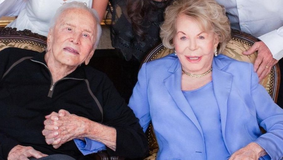 Viuda de Kirk Douglas muere a los 102 años