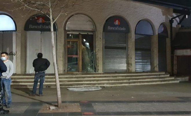 Investigan explosión en cajero automático de sucursal de Banco Estado en Las Condes