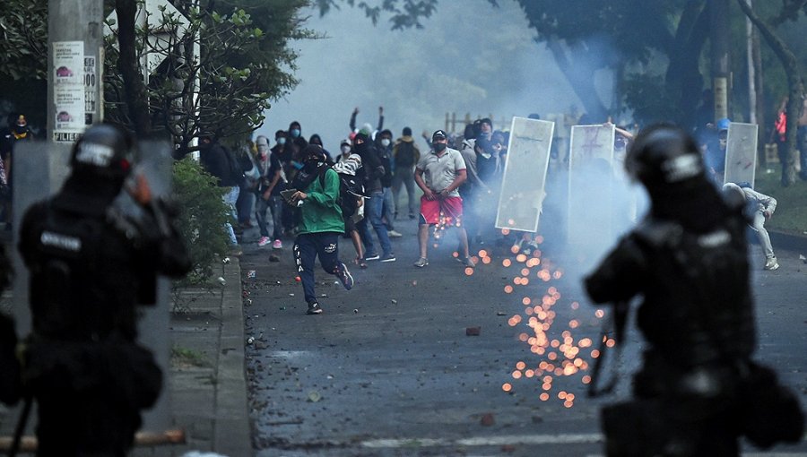 Al menos 17 muertos y más de 800 heridos en protestas contra la reforma fiscal en Colombia