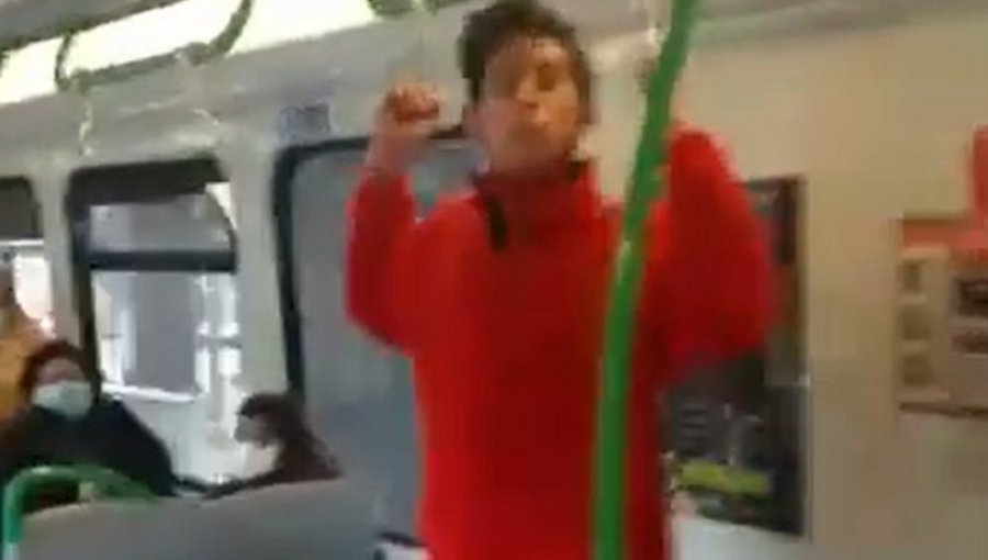 Polémica genera video donde guardia de Metro Valparaíso escupe y agrede a músico al interior de un vagón