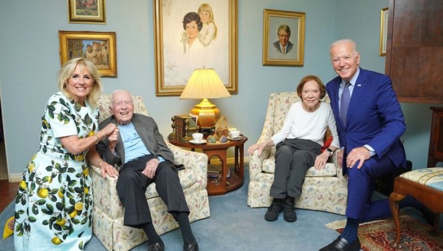 La sencilla explicación de la increíble foto de los Biden "gigantes" con los "diminutos" Carter