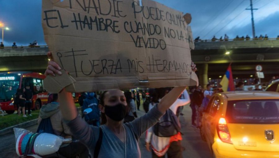 Protestas en Colombia: Las imágenes que dejan los violentos enfrentamientos entre manifestantes y la policía