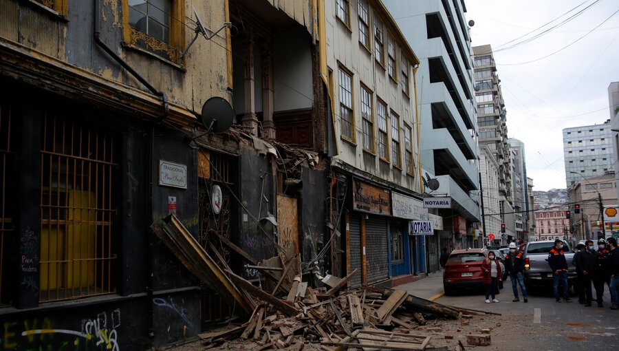 Fachada del tradicional Bar Inglés de Valparaíso se desploma y cae hacia la vía pública: no hubo lesionados