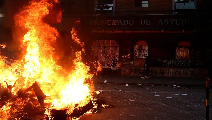Absueltos por quema de hotel en Providencia fueron condenados por lanzamiento de artefactos incendiarios