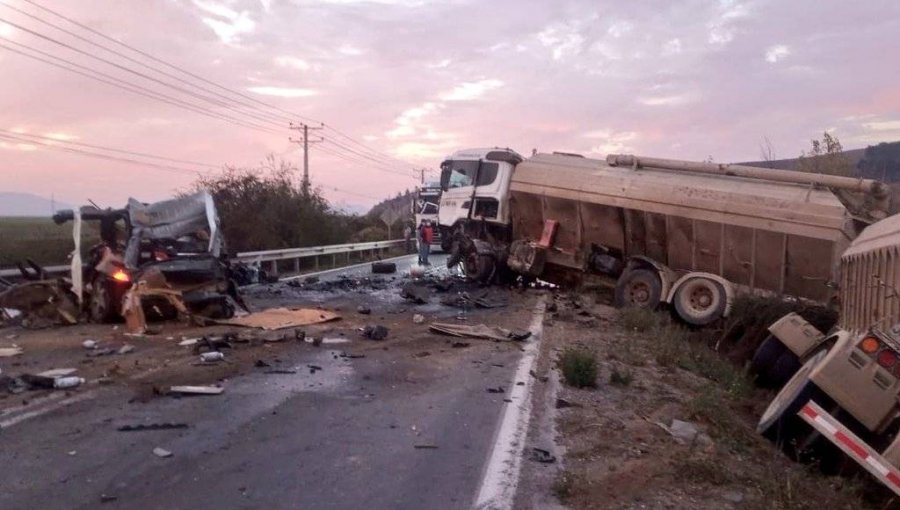 Colisión entre camión, vehículo y bus que terminó volcado dejó un fallecido en ruta de la Fruta