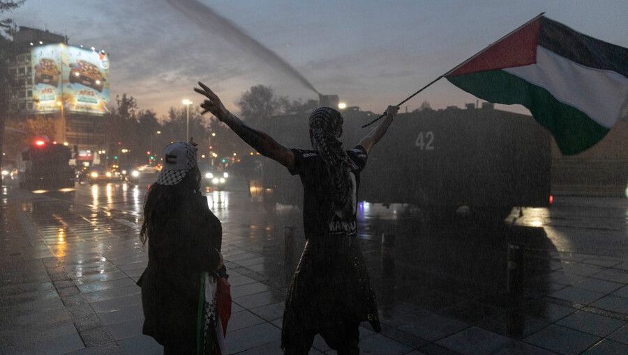 Carabineros dispersa protesta en apoyo a Palestina en inmediaciones de plaza Baquedano