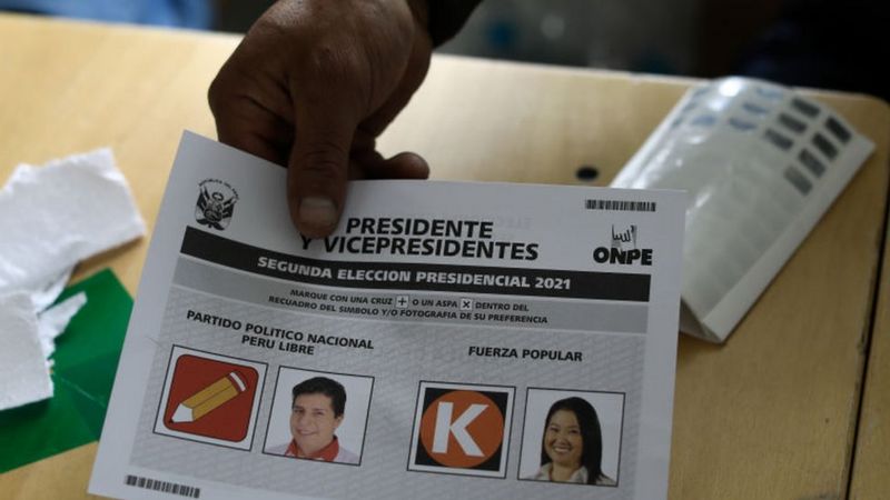 Elecciones en Perú: Encuesta a boca de urna le daría ajustado triunfo a Keiko Fujimori por sobre Pedro Castillo