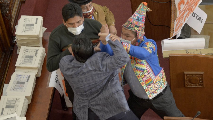 Parlamentarios bolivianos terminaron a los golpes durante interpelación a Ministro del Interior