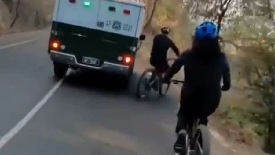 Fundación Emilia denuncia “violencia vial” de vehículo de Carabineros contra ciclista en cerro San Cristóbal