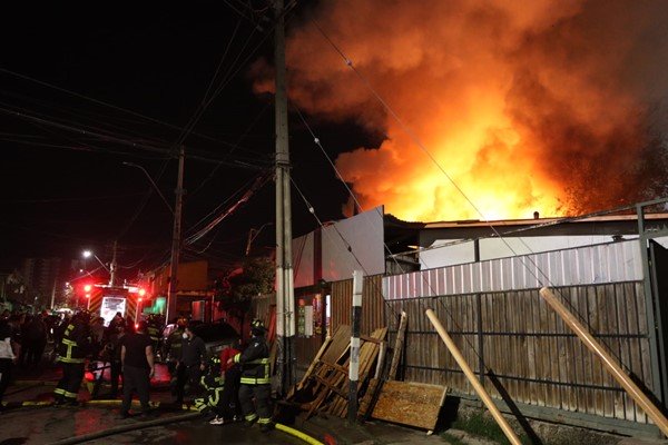 Cuatro casas quemadas, cerca de 30 damnificados y tres bomberos electrocutados deja incendio en Puente Alto