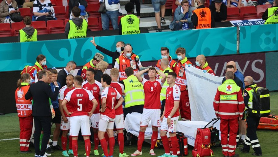 Dramático minuto en la Eurocopa: El futbolista Christian Eriksen se desvaneció en pleno partido Dinamarca-Finlandia
