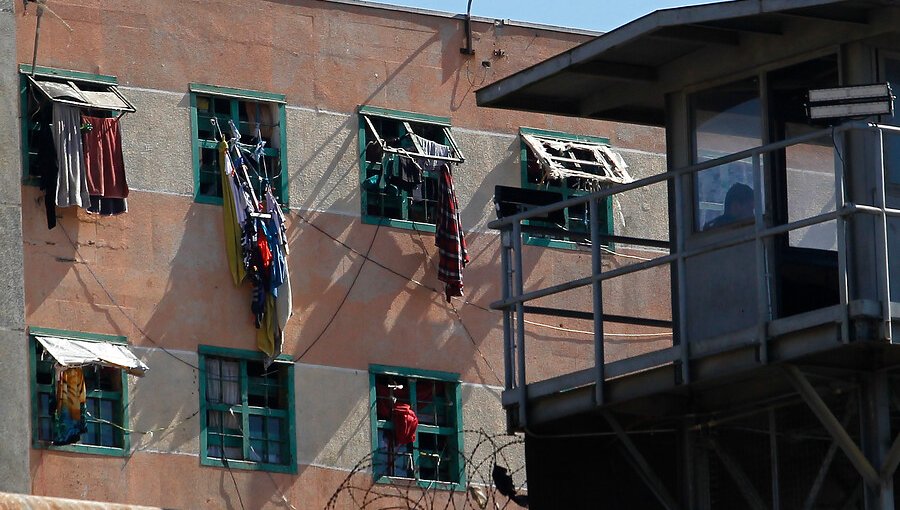 Fuga en la cárcel de Valparaíso: seis internos intimidaron a gendarme con arma de fuego y escaparon del recinto penal
