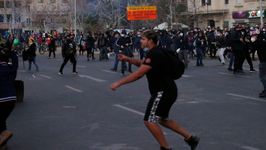Al menos 23 personas fueron detenidas tras desórdenes en manifestaciones en plaza Baquedano