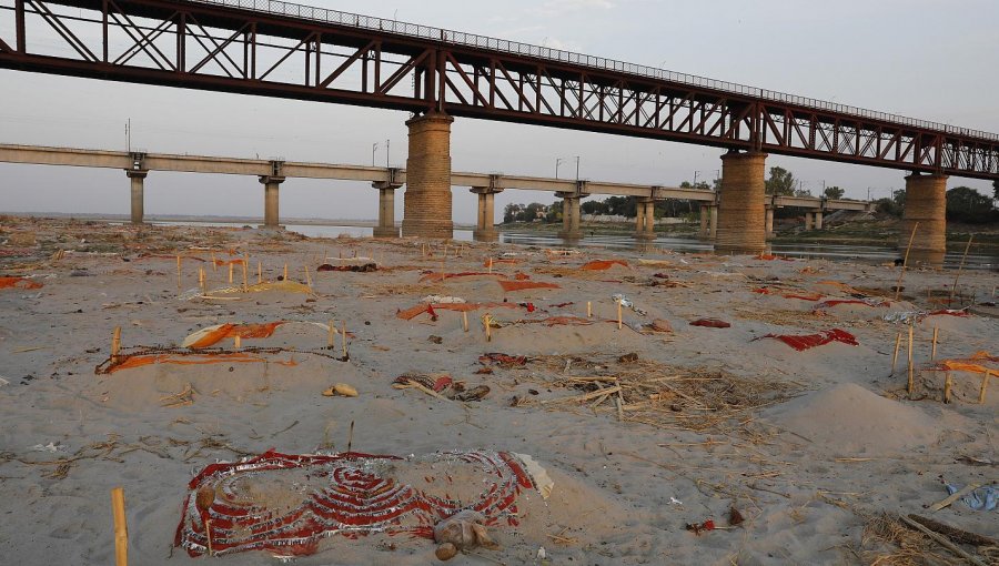 Los cuerpos enterrados por la pandemia del Covid-19 que amenazan al río Ganges en la India