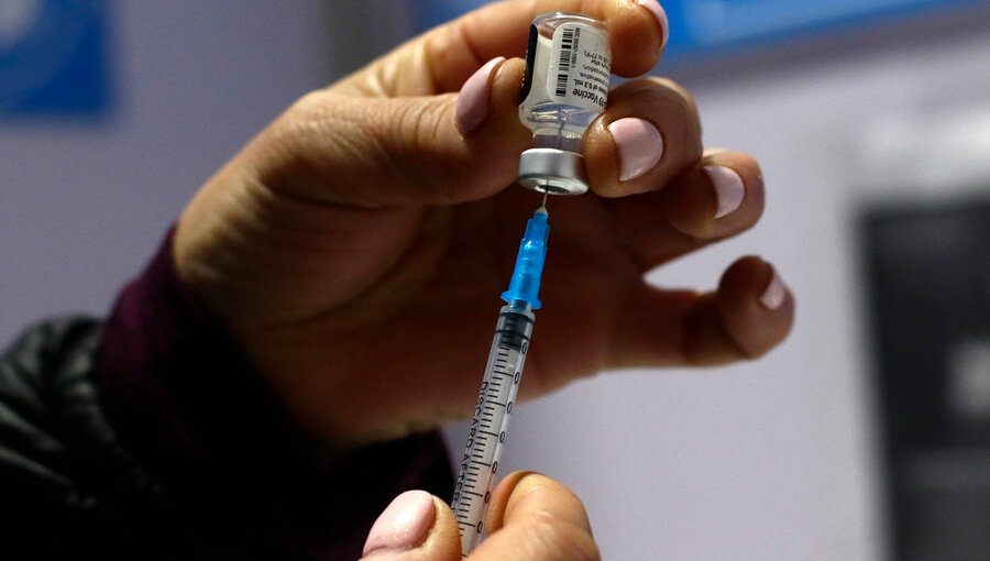 Chilenos y extranjeros residentes podrán homologar las vacunas que hayan recibido fuera del país