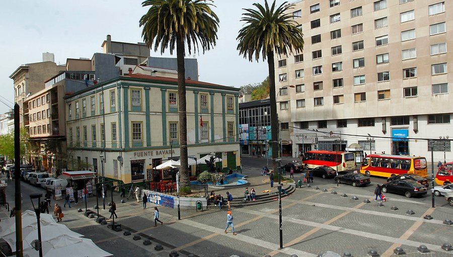 Sorprenden a abogado de la Corte Suprema realizando rayados en farmacia del centro de Valparaíso: fue detenido