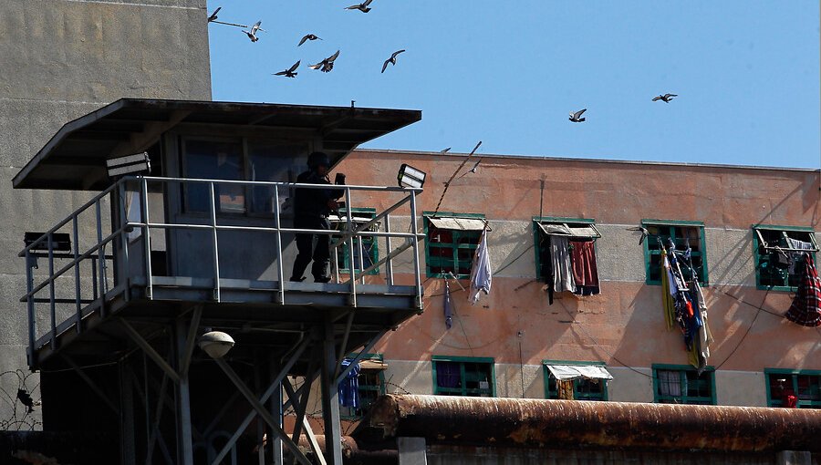 Renuncian tres oficiales de Gendarmería tras fuga de seis reos desde la cárcel de Valparaíso