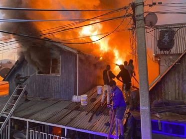 Colina: Incendio destruyó una vivienda y un bombero resultó lesionado