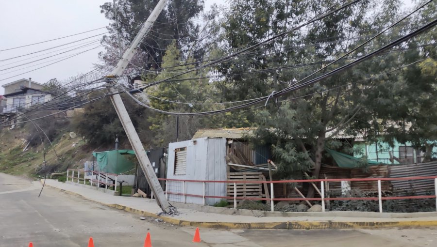 Camión pasa a llevar cables, fractura un poste y deja sin suministro eléctrico a sector de Quilpué