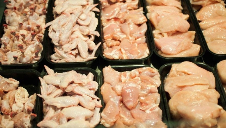 Sernac presenta demanda colectiva contra Walmart y SMU por caso de colusión en venta de pollos