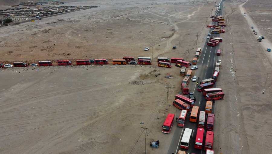 Taxibuses bloquearon acceso sur de Arica: acusan marginación en licitación con proyecto de electromovilidad