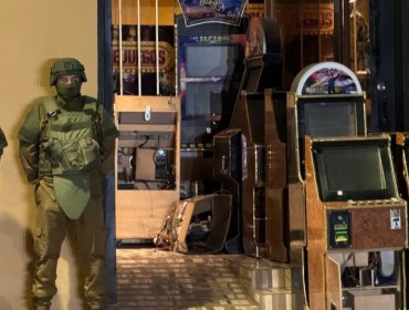 Desbaratan casino clandestino en Peñalolén: Incautan 84 máquina de azar, armas y dinero en efectivo
