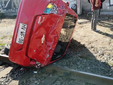 Cinematográfico accidente en Valparaíso: vehículo terminó volcado en la vía férrea de Barón y complicó al servicio de EFE