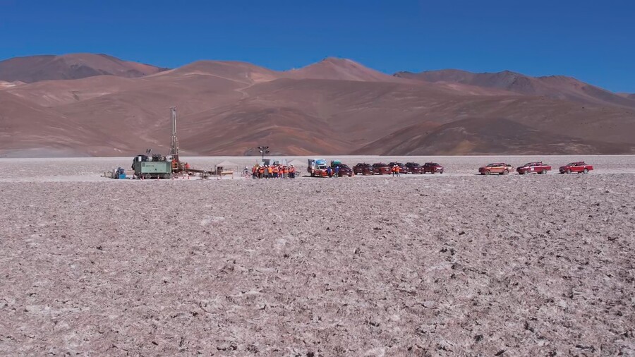 Ministro de Hacienda dice que Chile va a "retomar exactamente el lugar que tenía en términos de producción" de litio