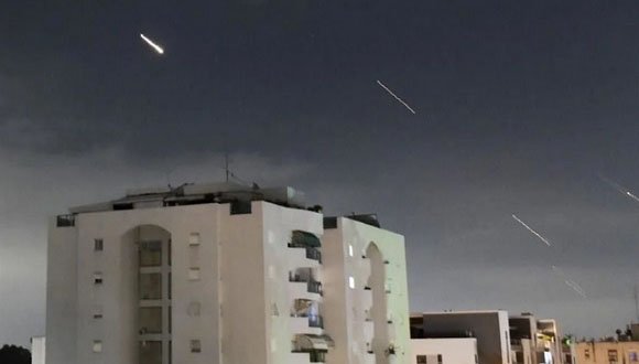 Israel lanza ataque con misiles sobre Irán en represalia a la ofensiva con drones del fin de semana