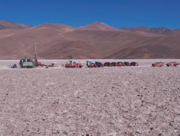 Ministro de Hacienda dice que Chile va a "retomar exactamente el lugar que tenía en términos de producción" de litio