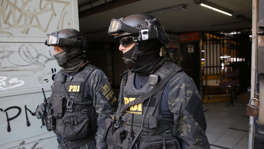 Allanan edificio del centro de Santiago y encuentran armas utilizadas en delitos en sector oriente