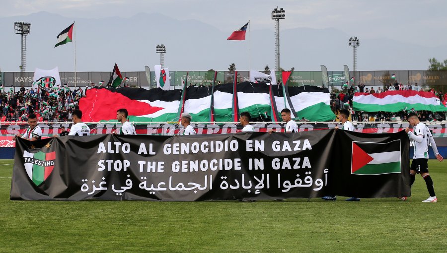 Árbitro reportó lienzo de "alto al genocidio en Gaza" que exhibió Palestino en partido contra U. de Chile