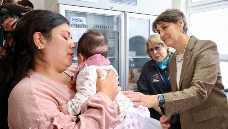 Ministra de Salud refuerza en Viña del Mar el llamado para que lactantes y recién nacidos sean inmunizados contra el virus sincicial