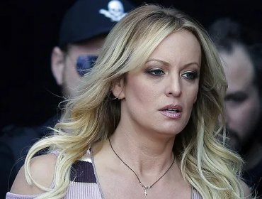 El tenso interrogatorio de la defensa de Trump a la actriz porno Stormy Daniels en juicio al expresidente en Nueva York