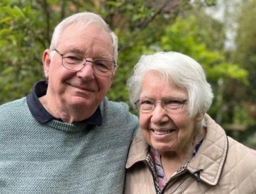 La inspiradora historia de una pareja británica de 80 años que ha cuidado a más de 150 niños y que aún no tiene planes de jubilarse