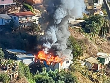 Incendio estructural destruye por completo una vivienda en Viña del Mar